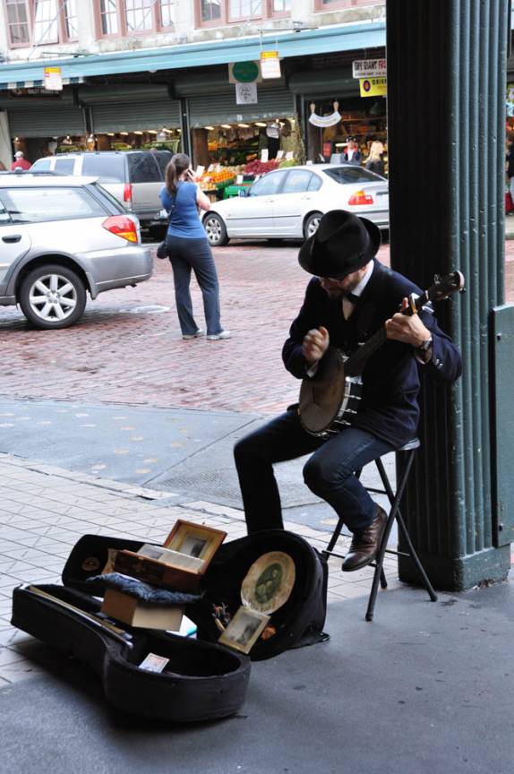 Músico se apresenta na entrada do Pike Public Market, em Seattle, estado de Washington, nos Estados Unidos